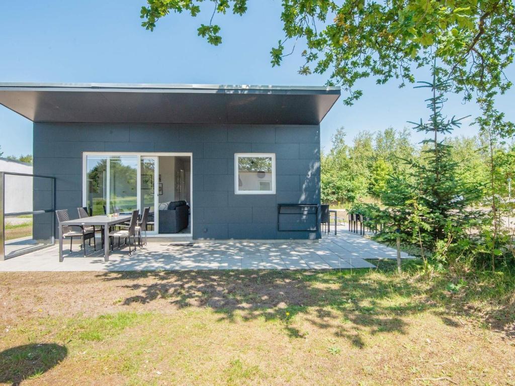 una piccola casa blu con patio di Holiday home Ringkøbing LXXX a Ringkøbing