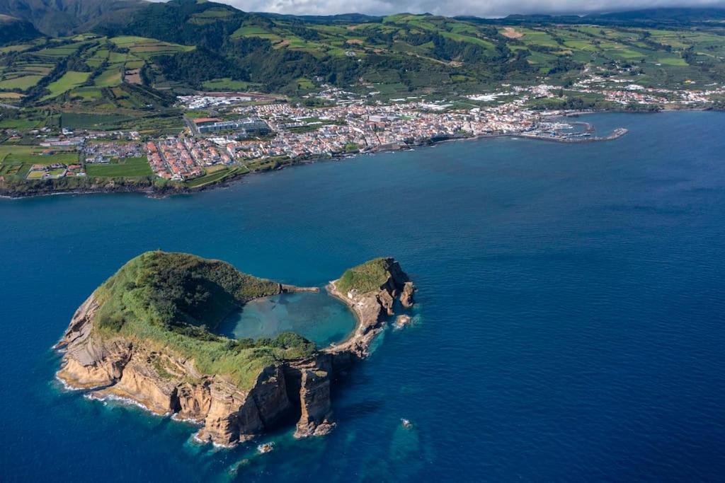 een eiland in de oceaan met een stad erop bij Casa da Baleia T2 in Vila Franca do Campo
