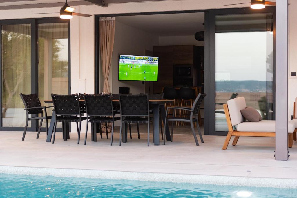 Bazén v ubytování Beach Haven house with pool and Jacuzzi nebo v jeho okolí