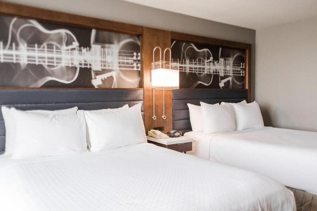 Ліжко або ліжка в номері Memphis Vitality Hotel