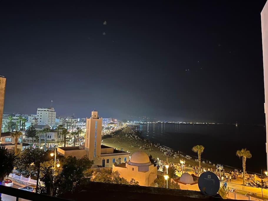 uitzicht op een stad in de nacht met de oceaan bij Mdi’q frente al mar in M'diq