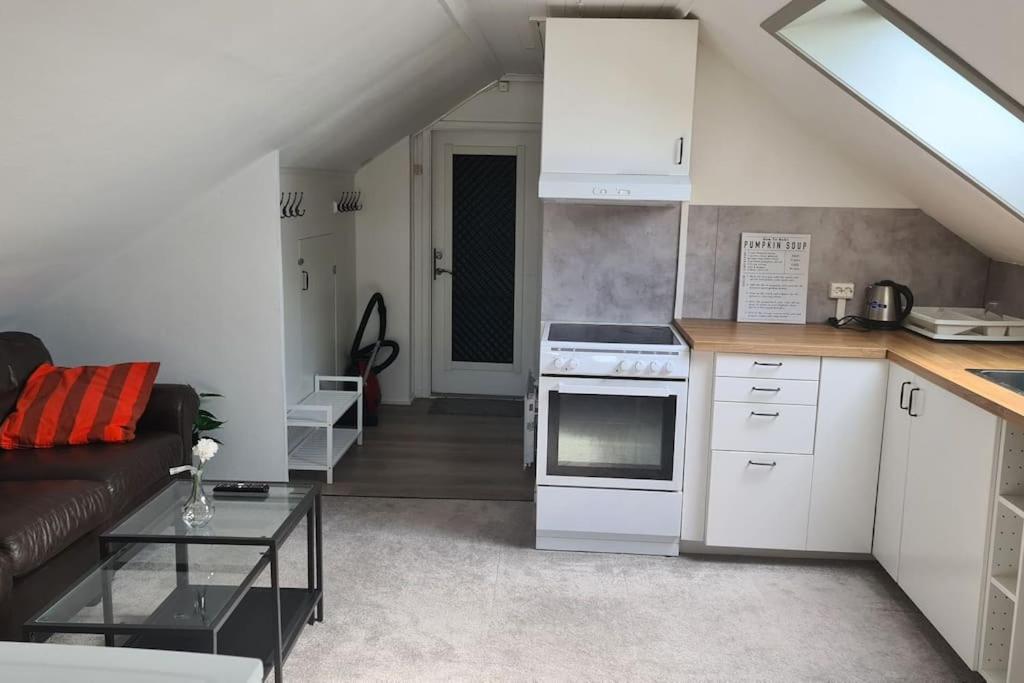 salon z kanapą i kuchnią w obiekcie Cosey 1 bedroom loft with free parking w Stavangerze
