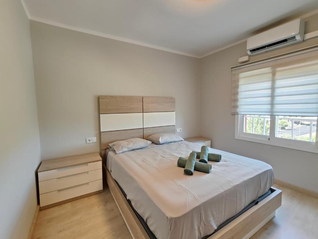 um quarto com uma cama grande e uma janela em Family apartment Besos em Barcelona