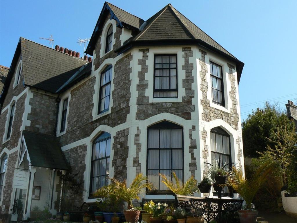 ein altes Backsteinhaus mit Dach in der Unterkunft Ashleigh House in Torquay