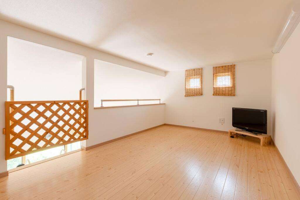 TV a/nebo společenská místnost v ubytování Seaside Villa Nagi