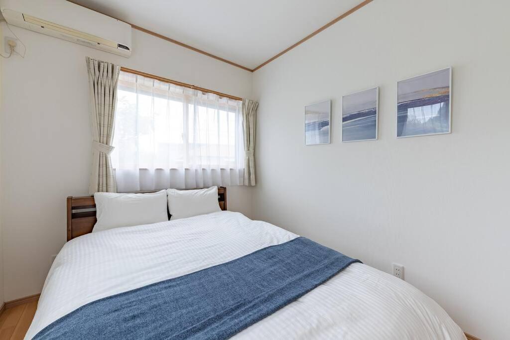 Postel nebo postele na pokoji v ubytování Seaside Villa Nagi