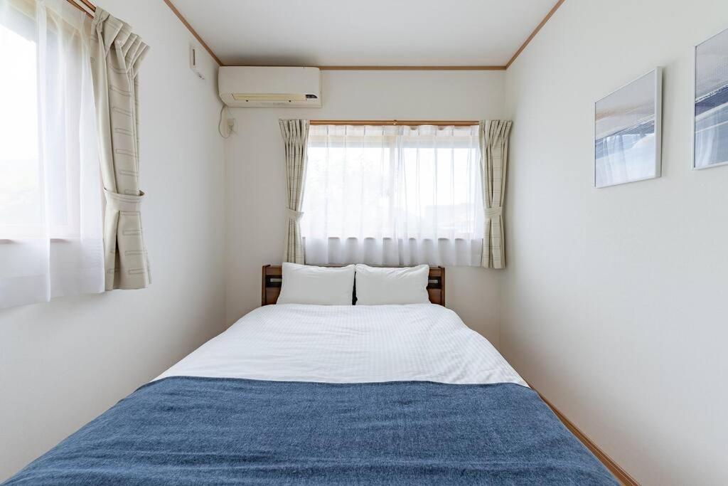 Postel nebo postele na pokoji v ubytování Seaside Villa Nagi