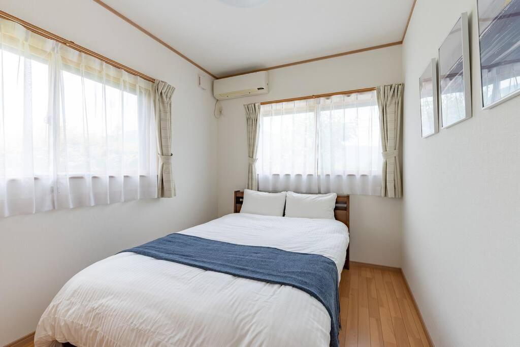 Postel nebo postele na pokoji v ubytování Seaside Villa Nagi