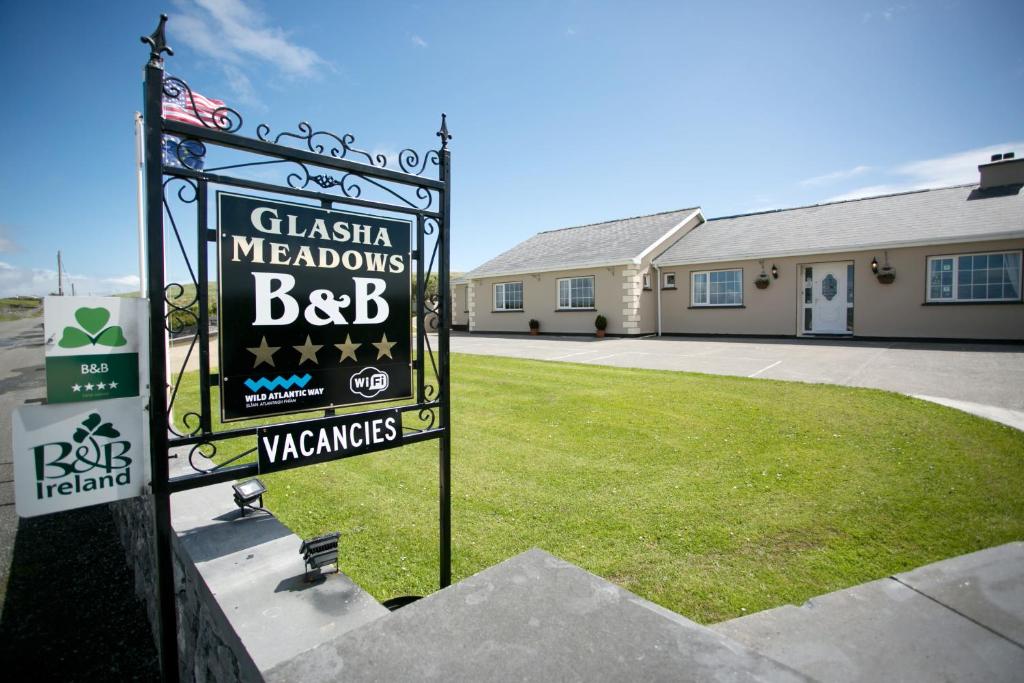 un signo de una melonossociationovaloración de la apreciación de la apreciación de la valoración en Glasha Meadows B&B en Doolin