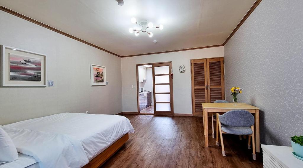 Postel nebo postele na pokoji v ubytování Suncheon Bay Ecology Pension