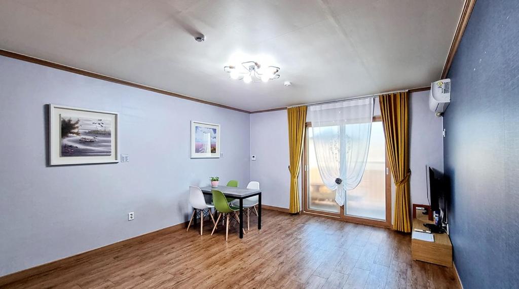 TV a/nebo společenská místnost v ubytování Suncheon Bay Ecology Pension