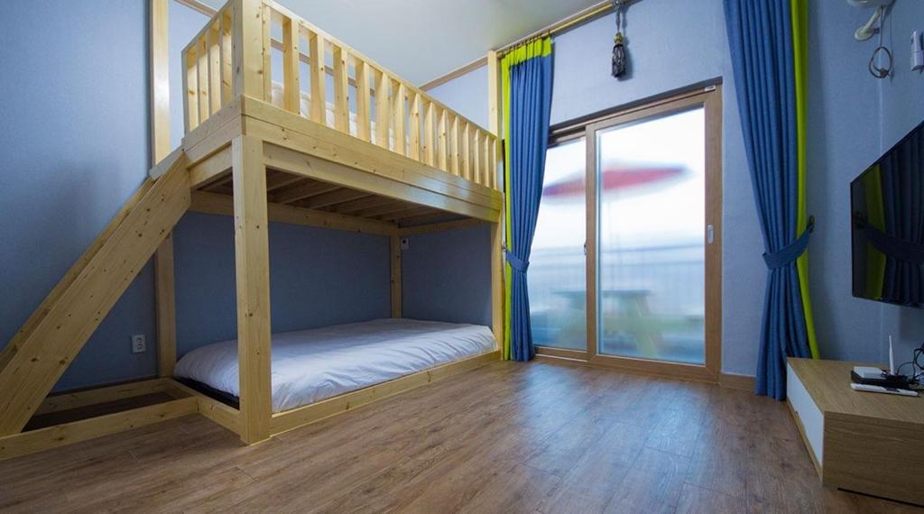 Postel nebo postele na pokoji v ubytování Suncheon Bay Ecology Pension