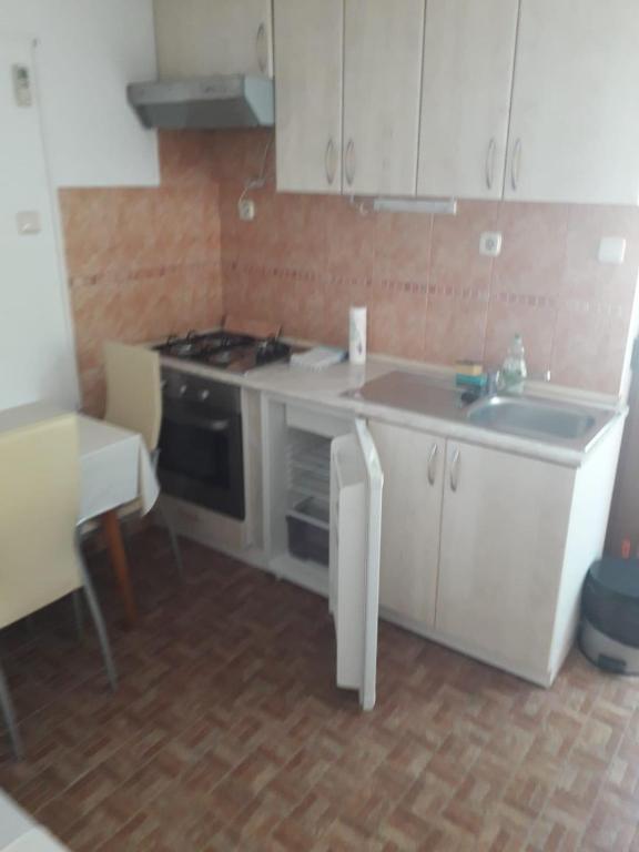 Kuchyň nebo kuchyňský kout v ubytování Apartments with parking spaces Sutivan, Brac - 5654