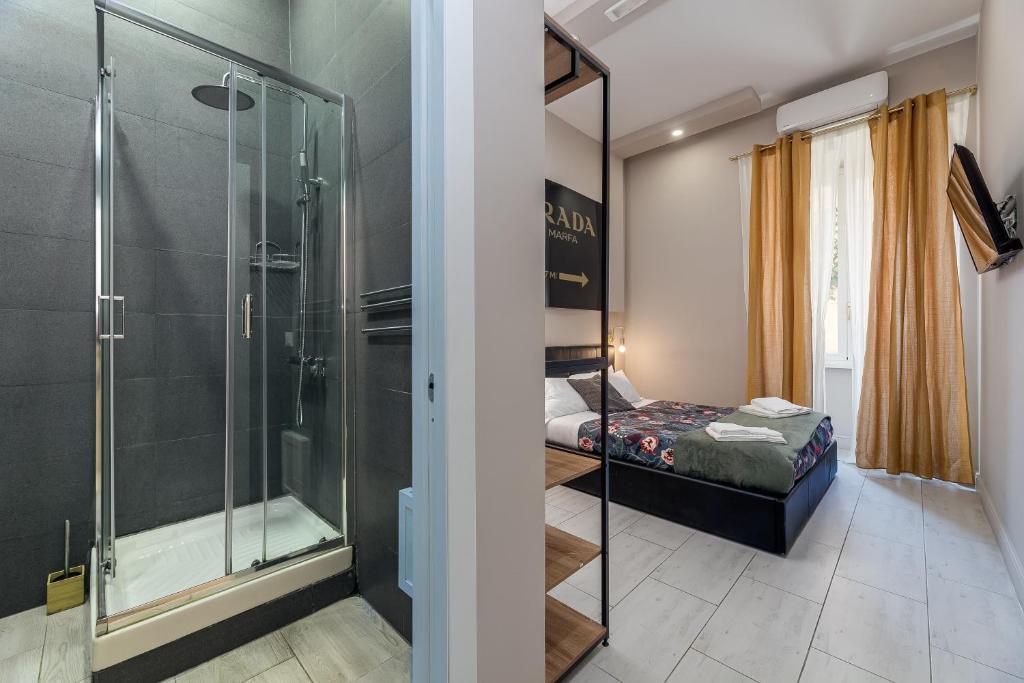 baño con ducha y 1 cama en una habitación en Empire Suites, en Roma