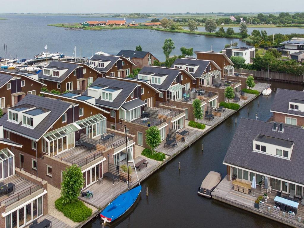 een luchtzicht op een stad met huizen op het water bij Luxurious home with jetty, in a water-rich holiday park not far from Amsterdam in Uitgeest