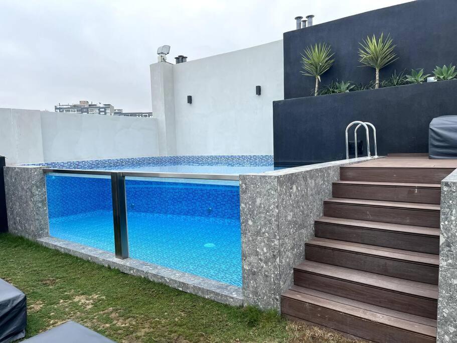 una piscina en el patio trasero de una casa en Luxury apartment in Miraflores with rooftop pool, en Lima