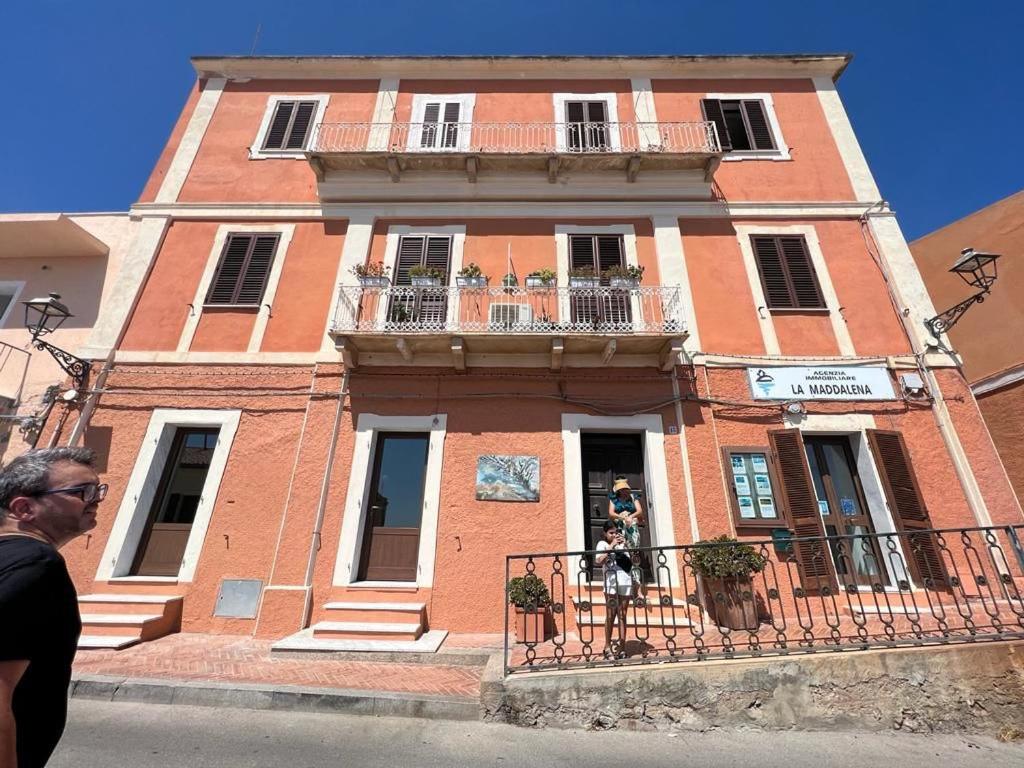 een man die voor een gebouw staat bij Casa las Molas in La Maddalena