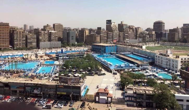 una vista aérea de una gran piscina en una ciudad en فيلا نادي الزمالك برج الشرطه 1, en Kafr Abū ʼumaydah