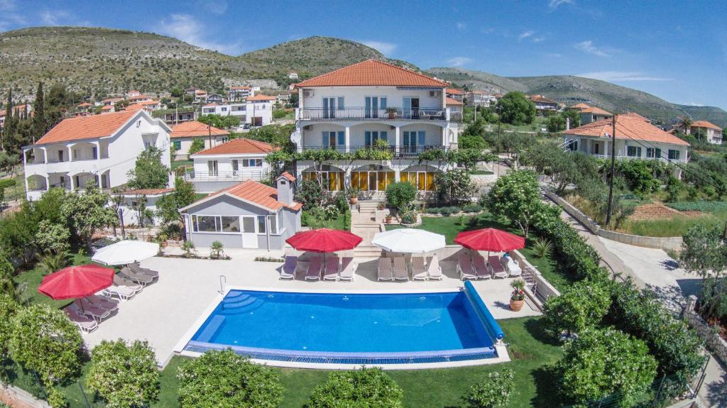uma vista aérea de uma casa com piscina em Apartments Sorić em Trogir