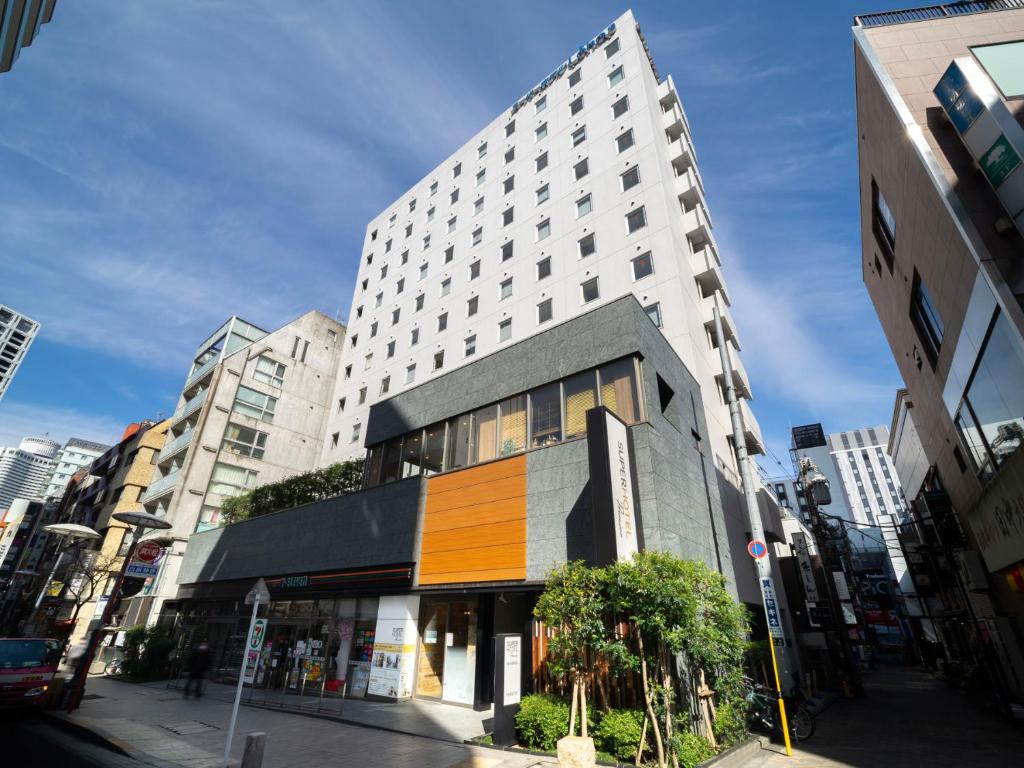 un bâtiment dans une rue d'une ville dans l'établissement Super Hotel Premier Akasaka, à Tokyo
