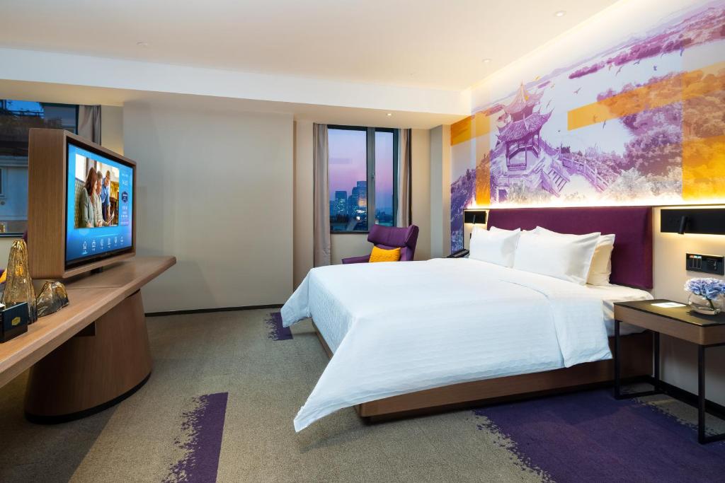 TV a/nebo společenská místnost v ubytování Hampton by Hilton Hangzhou West Lake