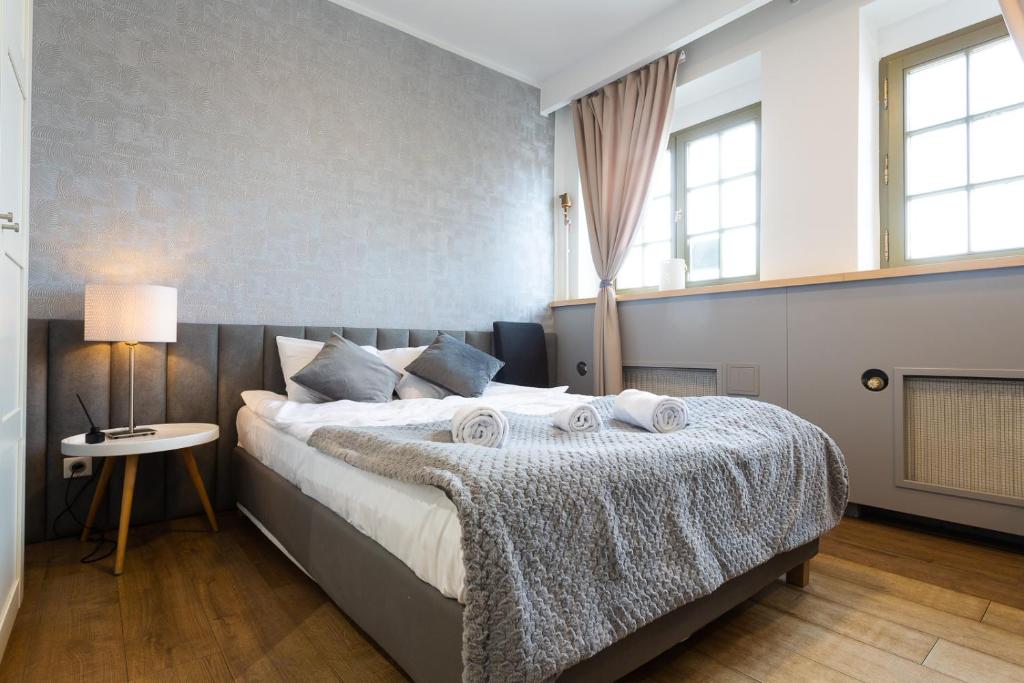 sypialnia z dużym łóżkiem i oknem w obiekcie Moon Apartments Gdańsk w Gdańsku