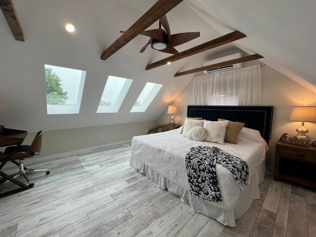 ein Schlafzimmer mit einem Bett und einigen Oberlichtern in der Unterkunft Seaside Serenity Cottage in Shelburne