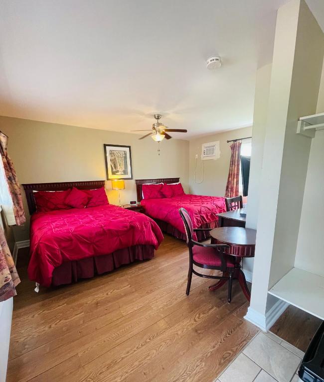Postel nebo postele na pokoji v ubytování Scenic Motel Moncton