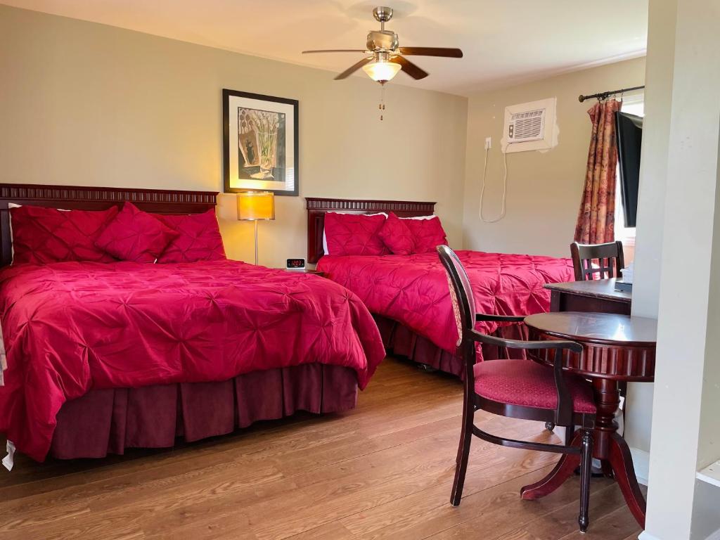 Postel nebo postele na pokoji v ubytování Scenic Motel Moncton