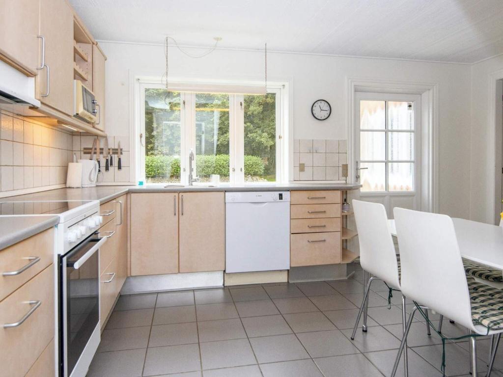 Kuchyň nebo kuchyňský kout v ubytování Holiday home Højer III