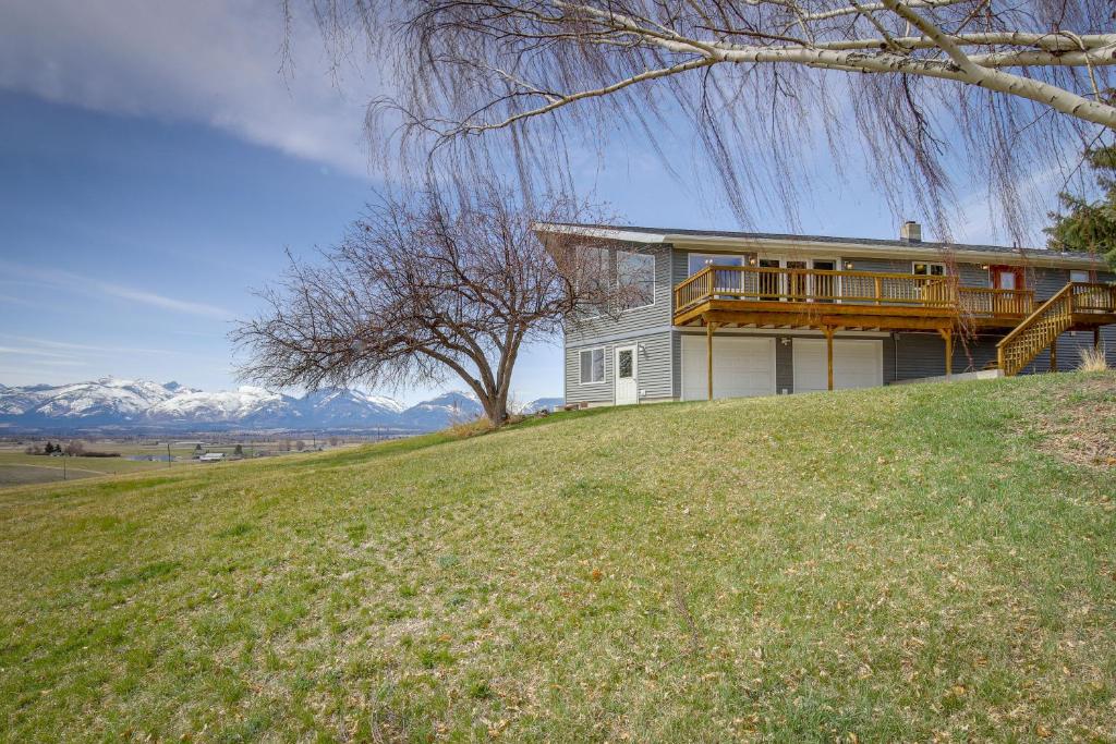 une maison au sommet d'une colline avec une terrasse dans l'établissement Corvallis Coyote Creek House with Mountain Views!, 