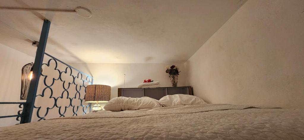 ein Schlafzimmer mit einem großen Bett mit weißer Bettwäsche in der Unterkunft fabulous rooftop 2 colonial room for 4 in Santo Domingo