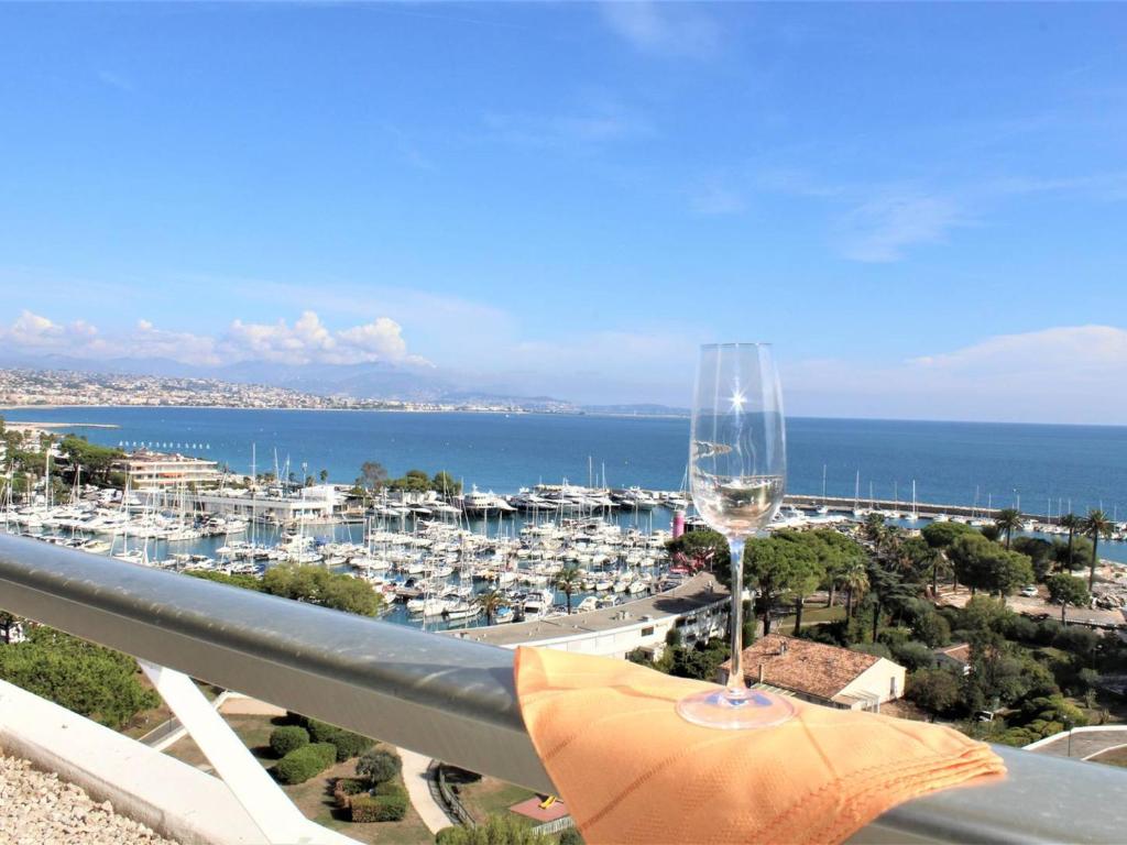 - un verre de vin assis sur un balcon avec un port de plaisance dans l'établissement Appartement 2 Pièces, 4 couchages avec terrasse et vue panoramique - FR-1-252A-112, à Villeneuve-Loubet