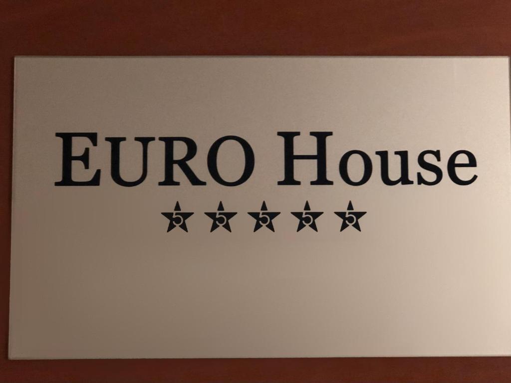 un cartel con la palabra euro house en él en Euro House, en Módena