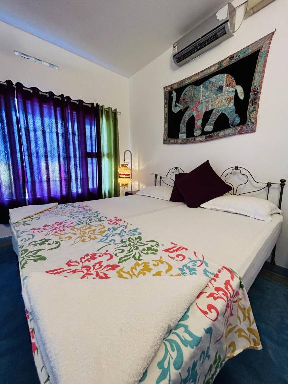 Postel nebo postele na pokoji v ubytování Chameleon Beach Resort, Cherai
