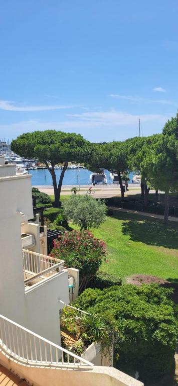 - un balcon offrant une vue sur l'océan dans l'établissement Terrasses 1 sur le Port de Plaisance, au Grau-du-Roi