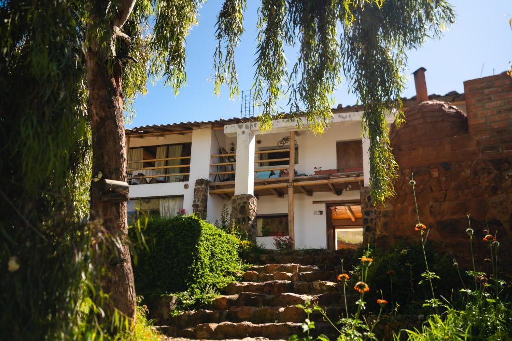 un bâtiment avec des escaliers en face de celui-ci dans l'établissement Villa Aventura Lodge, à Cajamarca