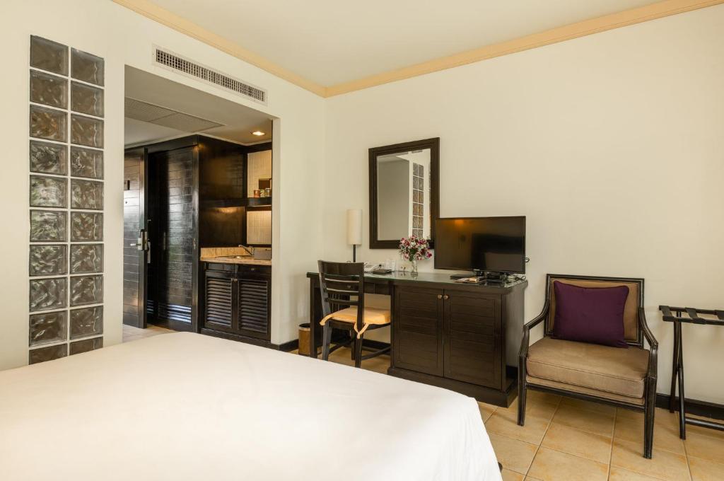 Centara Kata Resort Phuket - Resim 7