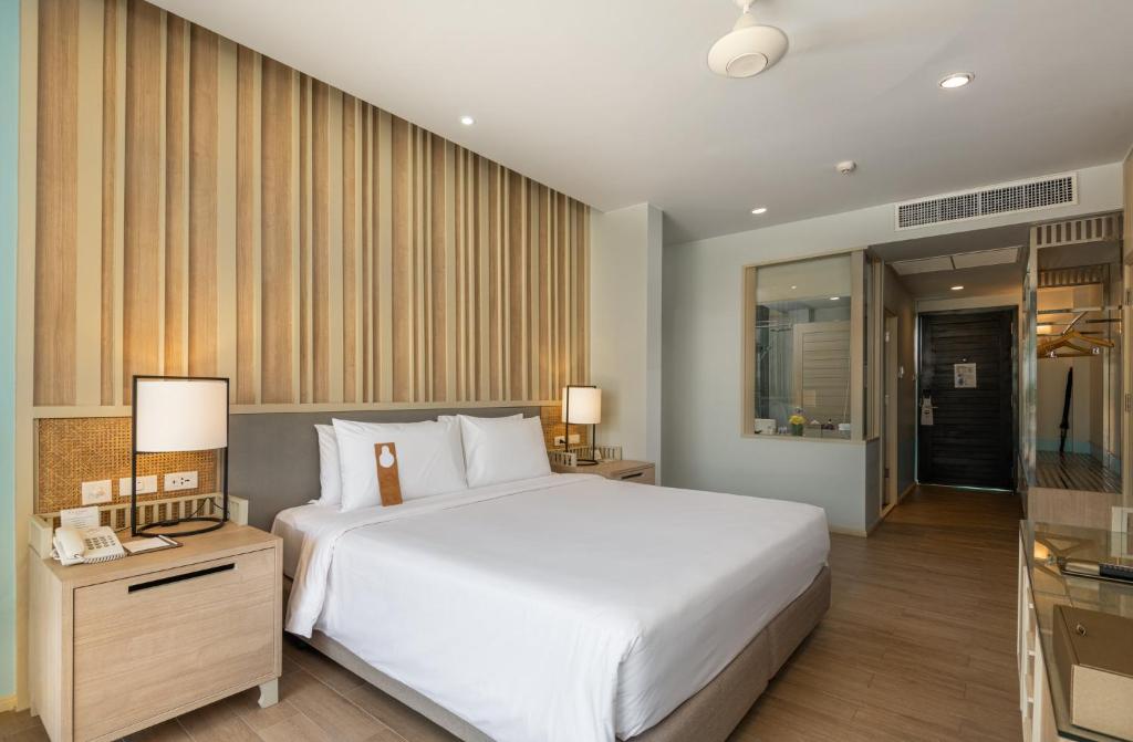 Ein Bett oder Betten in einem Zimmer der Unterkunft Centara Kata Resort Phuket