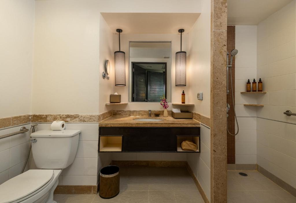 Ein Badezimmer in der Unterkunft Centara Kata Resort Phuket
