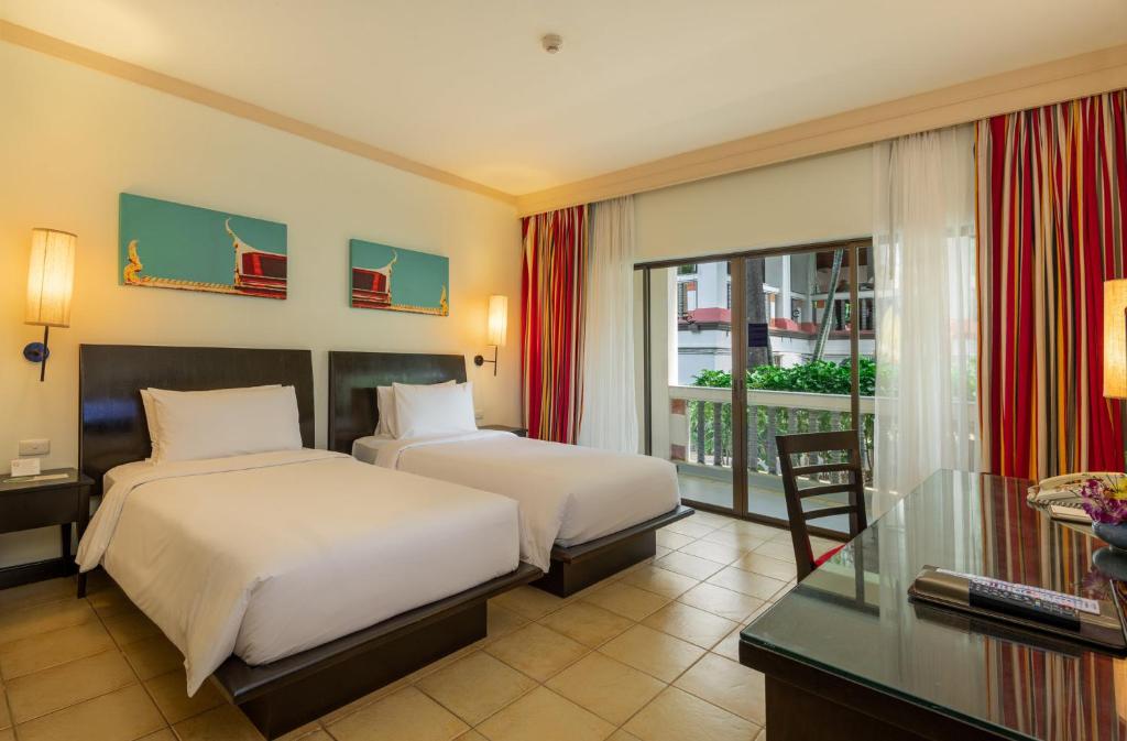 Ein Bett oder Betten in einem Zimmer der Unterkunft Centara Kata Resort Phuket