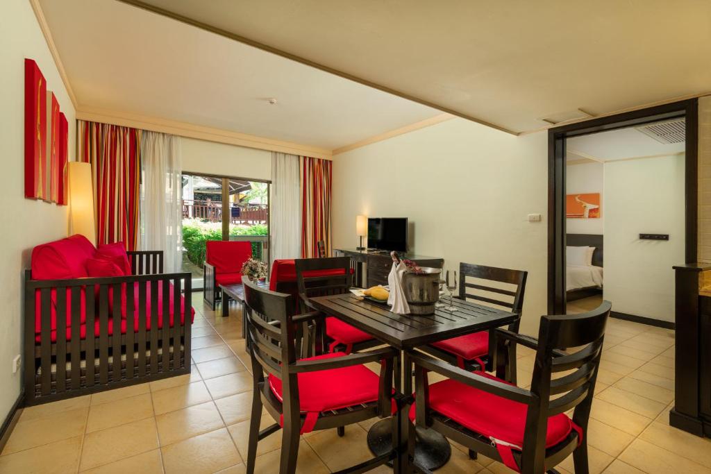 Centara Kata Resort Phuket - Resim 38