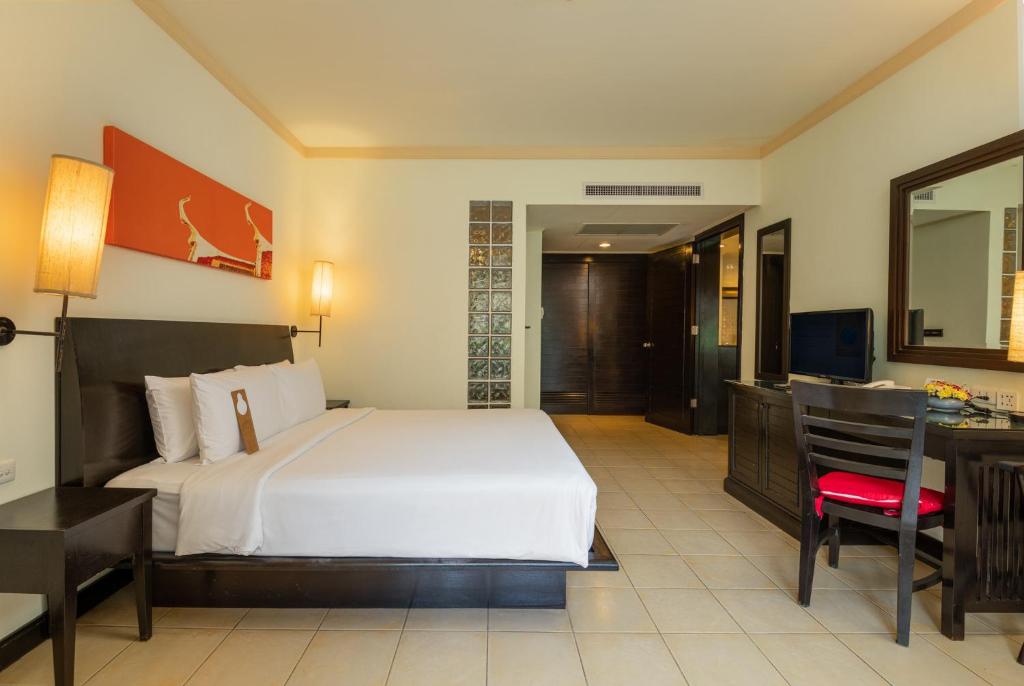 Ein Bett oder Betten in einem Zimmer der Unterkunft Centara Kata Resort Phuket