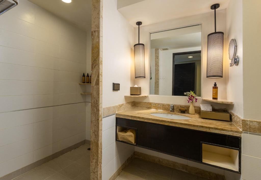 Centara Kata Resort Phuket - Resim 40