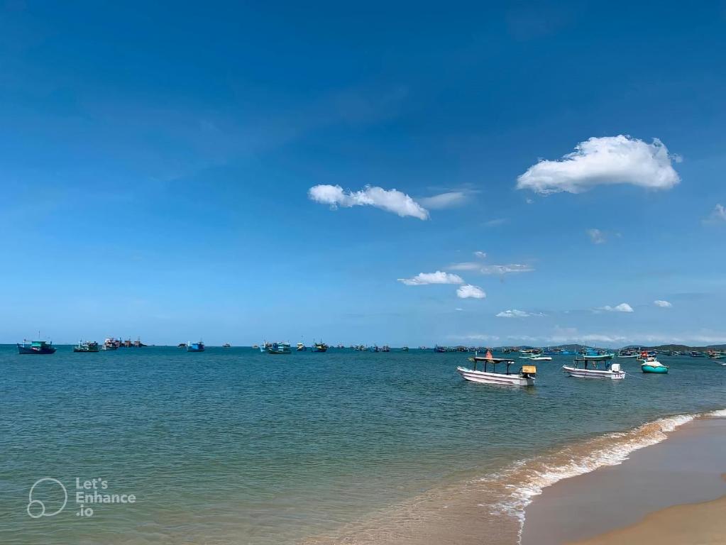 un groupe de bateaux dans l'eau sur une plage dans l'établissement SOHO 1 PHÚ QUỐC, à Duong Dong