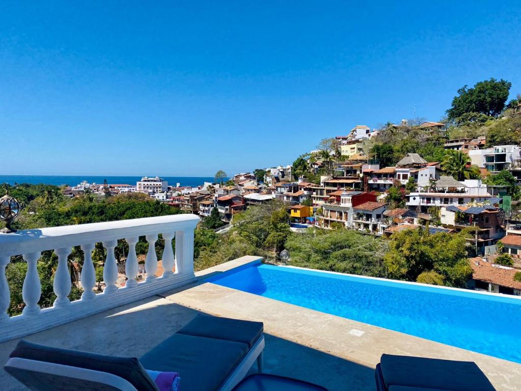 プエルト・バジャルタにあるホテル ブティック リベラ デル リオのスイミングプール付きのヴィラのバルコニーから景色を望めます。