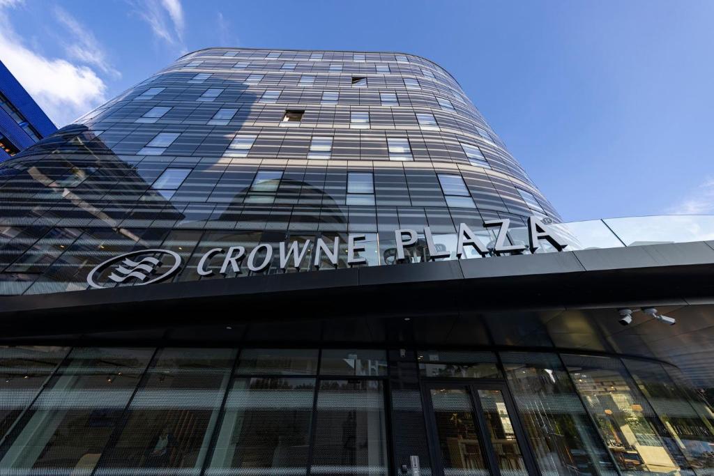 un bâtiment avec un panneau sur son côté dans l'établissement Crowne Plaza - Marseille Le Dôme, à Marseille