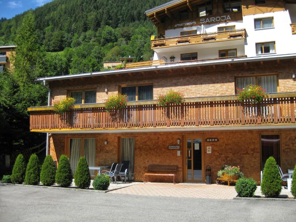 - un bâtiment avec un balcon orné de plantes dans l'établissement Alpina Central, à Brand