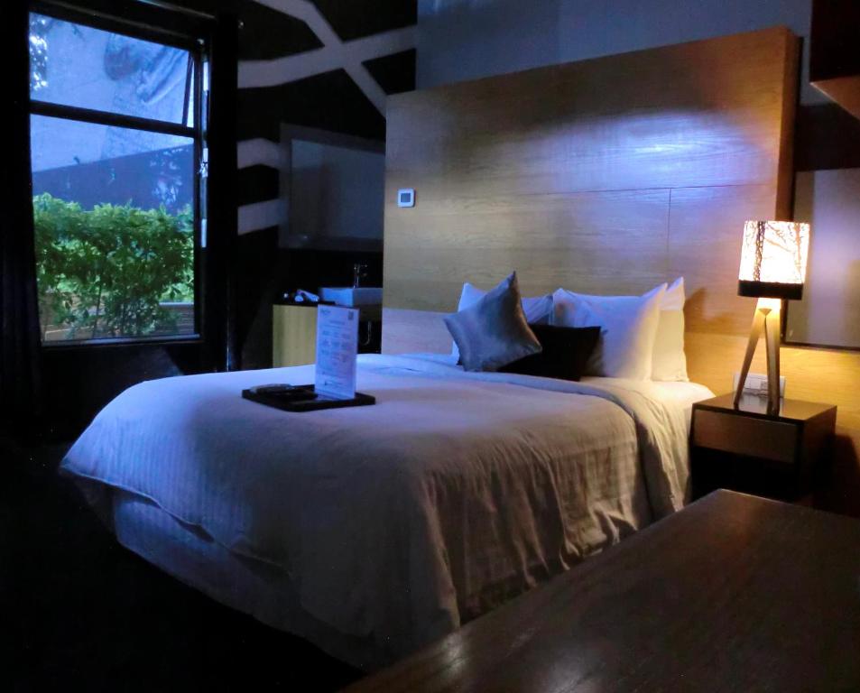 um quarto de hotel com uma cama com uma placa em Hotel Boutique MO17 em Querétaro