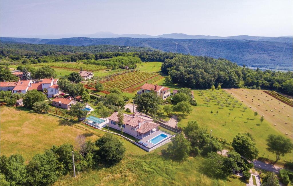 una vista aérea de una gran finca con un viñedo en 2 Bedroom Amazing Home In Barban en Barban